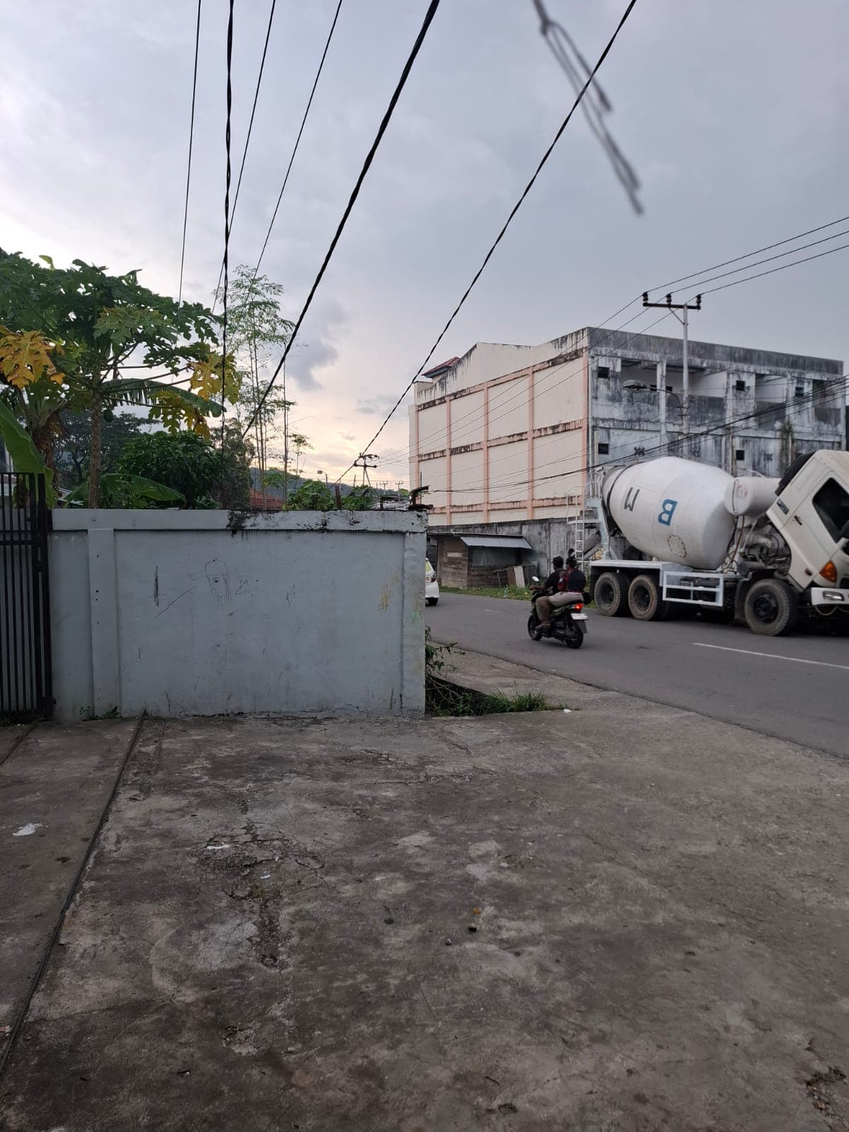 Samping jalan penginapan 369 Waena